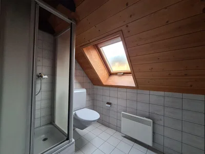 Toilette; pavimento in piastrelle, luce naturale
