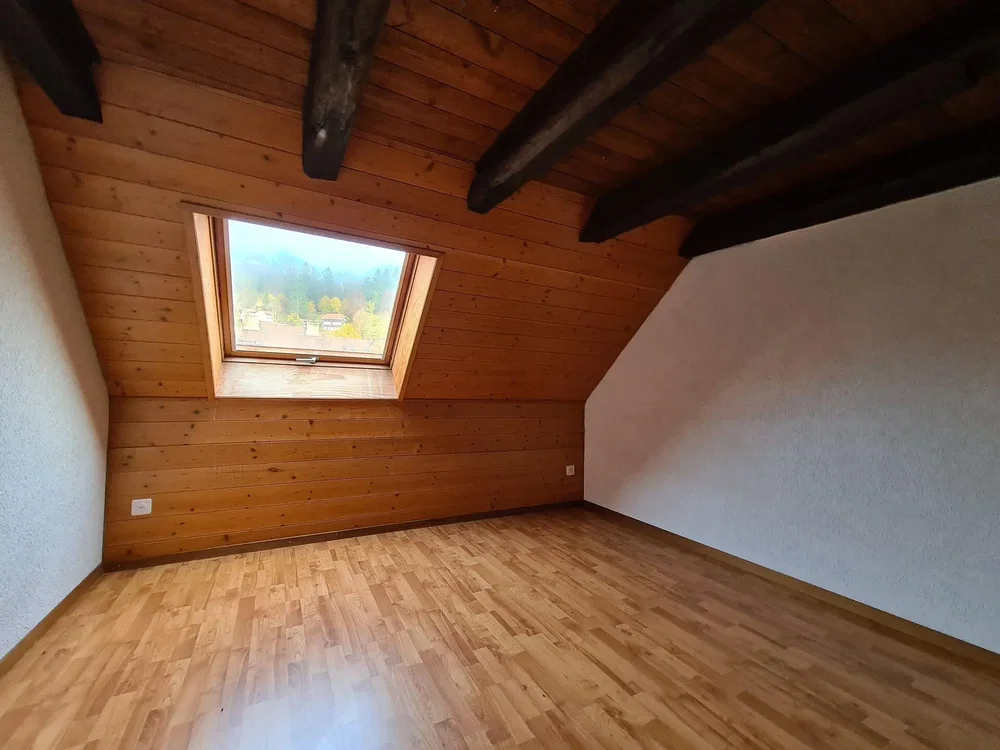 Camera dei bambini; pavimento in legno, travi in legno, luce naturale, vista