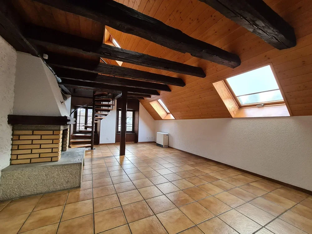 Altro; pavimento in piastrelle, travi in legno, luce naturale