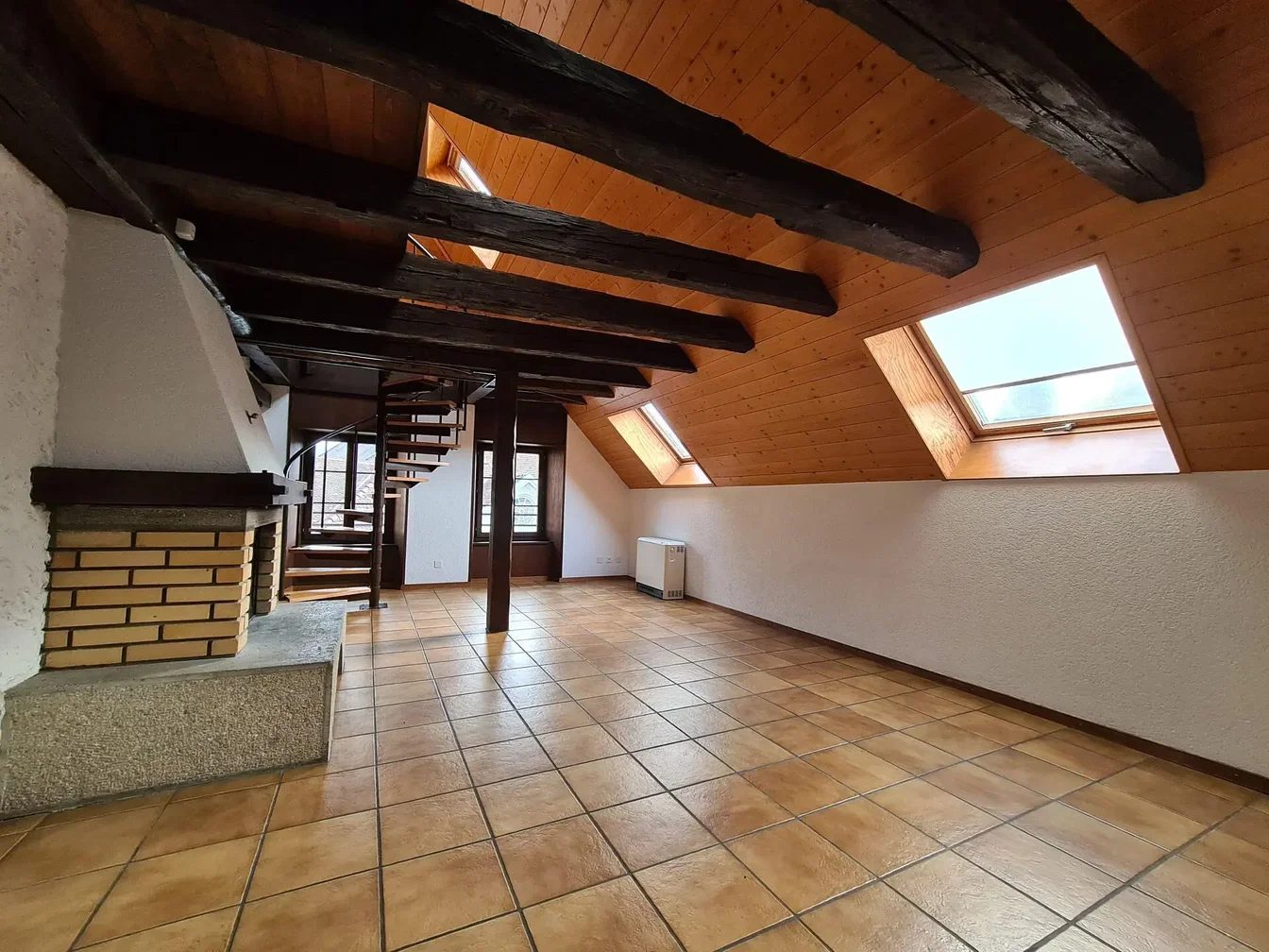 Altro; pavimento in piastrelle, travi in legno, luce naturale