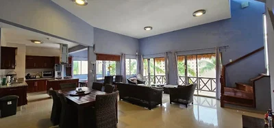Salon; vue, électroménager, lumière naturelle, carrelage