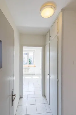 Гардероба; плочице, природно светло