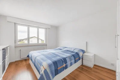 Schlafzimmer; holzboden, tageslicht
