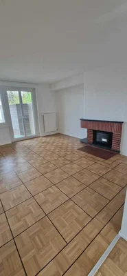 Wohnzimmer; kamin, fliesenboden, tageslicht