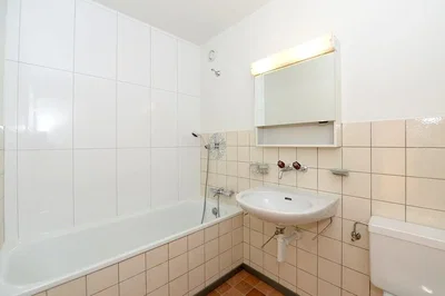 Bagno; pavimento in piastrelle