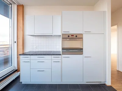 Cucina; elettrodomestici, pavimento in piastrelle, luce naturale