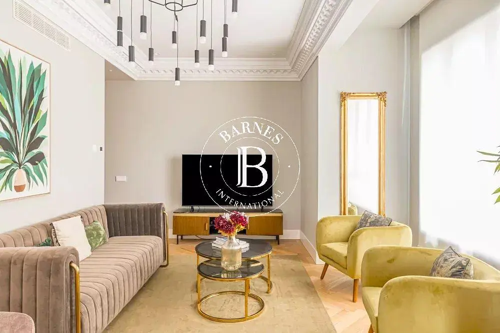 Obývací pokoj; přirozené světlo, moderní styl, dřevěná podlaha
