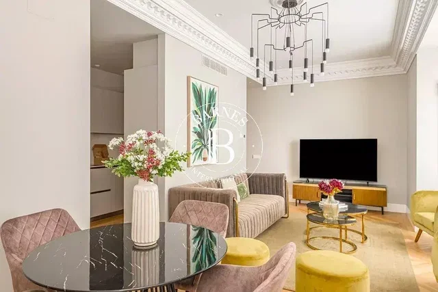 Obývací pokoj; moderní styl, dřevěná podlaha, přirozené světlo, po rekonstrukci