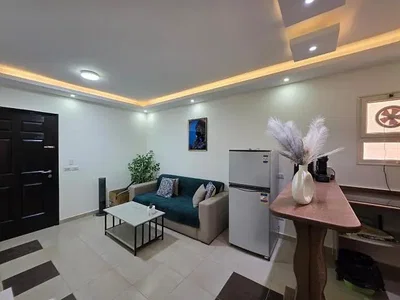 غرفة معيشة; ضوء طبيعي, مجدد, أرضية من البلاط