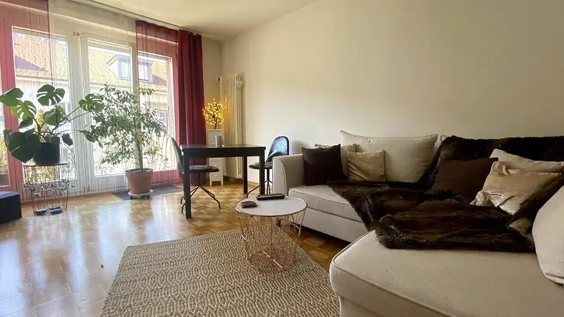 Obývací pokoj; přirozené světlo, dřevěná podlaha, moderní styl