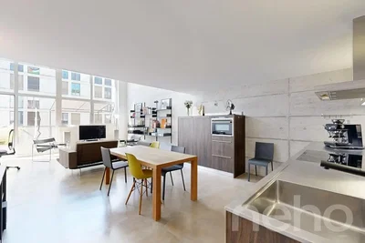 Soggiorno; luce naturale, pavimento in legno, stile moderno, elettrodomestici