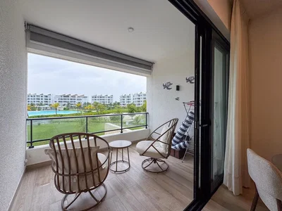 Balkon; přirozené světlo, výhled, dřevěná podlaha