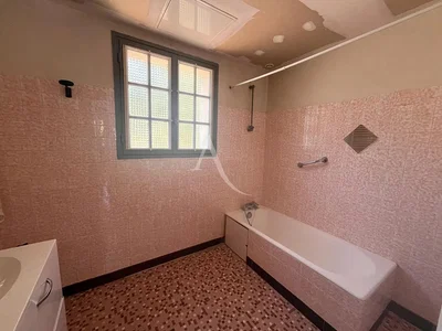 Badezimmer; fliesenboden, renovierungsbedürftig
