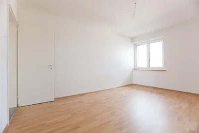 Ložnice; dřevěná podlaha, přirozené světlo
