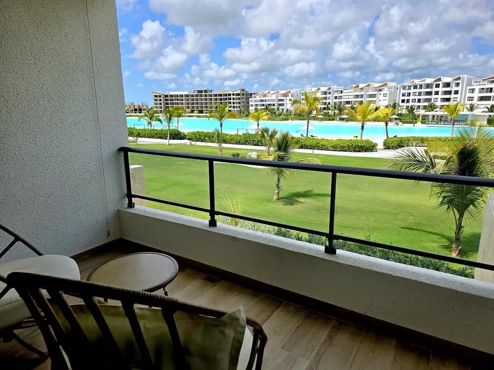 Balkon; výhled, přirozené světlo, dlažba