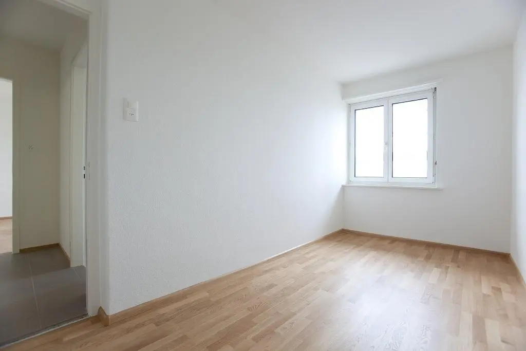 Ložnice; dřevěná podlaha, přirozené světlo