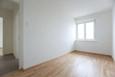 Ložnice; dřevěná podlaha, přirozené světlo