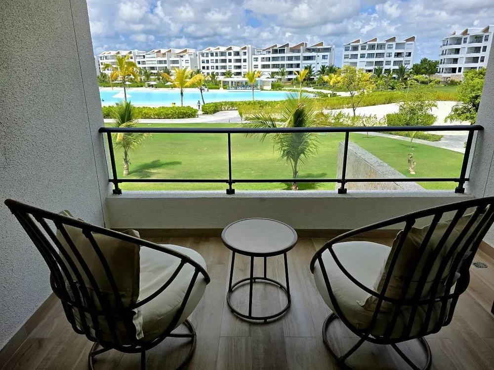 Balkon; výhled, dřevěná podlaha, přirozené světlo