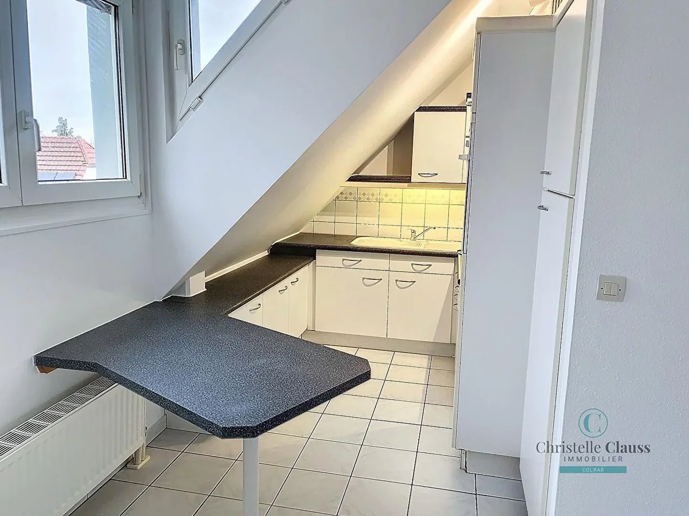 Kuchyně; kuchyňské spotřebiče, dlažba, přirozené světlo