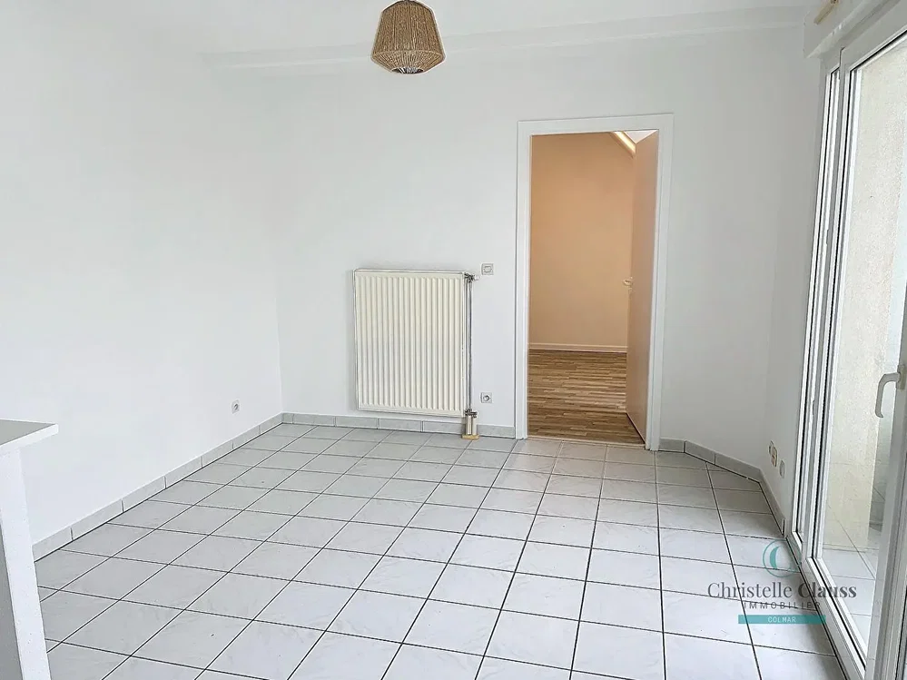 Obývací pokoj; dlažba, přirozené světlo