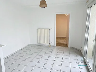Obývací pokoj; dlažba, přirozené světlo