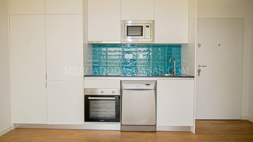 Kitchen; kitchen appliances, wood floor, natural light