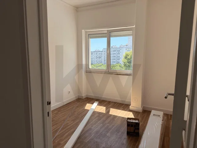 Ložnice; přirozené světlo, dřevěná podlaha