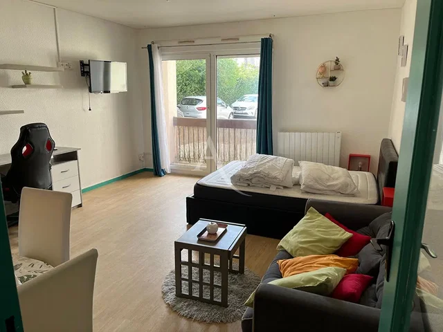 Ložnice; přirozené světlo, dřevěná podlaha