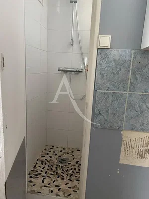 Toalet; pločice, potrebna renovacija