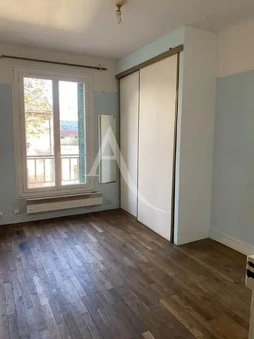 Slaapkamer; houten vloer, natuurlijk licht