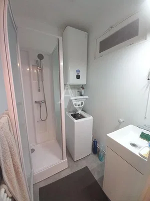 Toaleta; dlažba, přirozené světlo