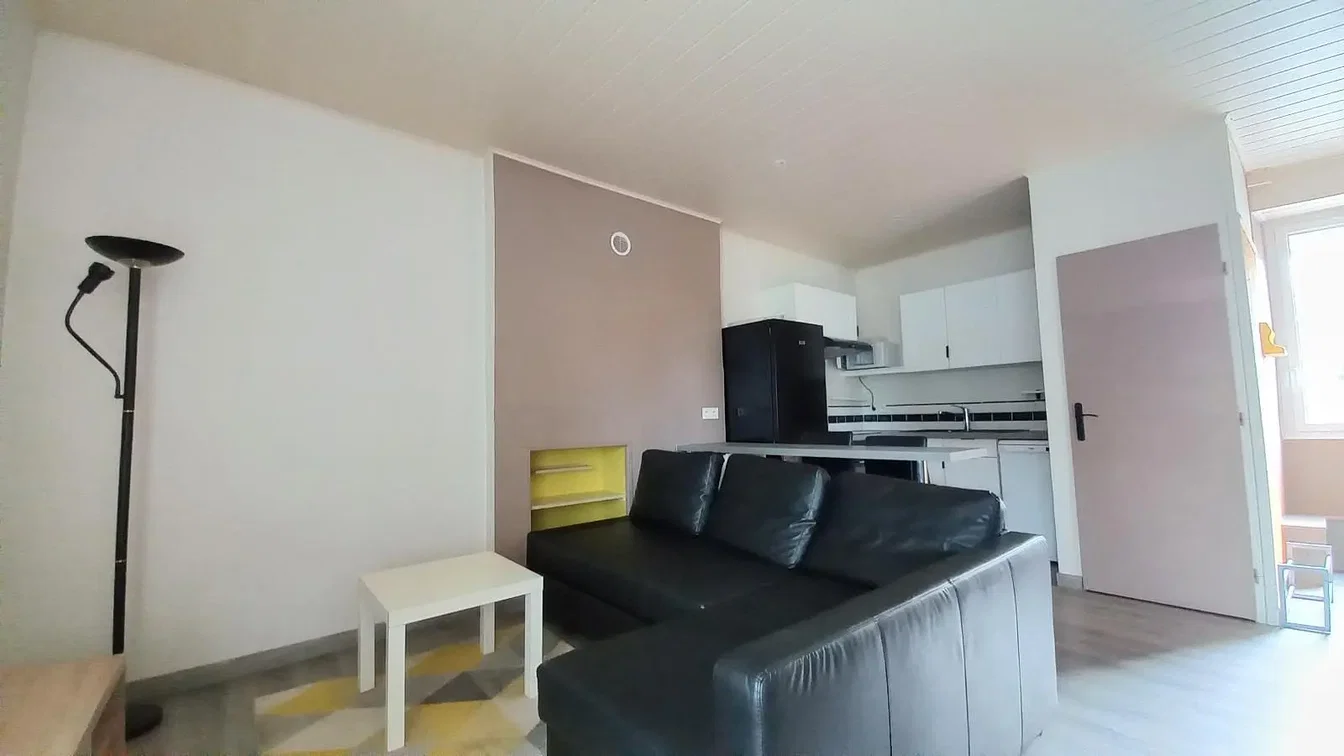Obývací pokoj; kuchyňské spotřebiče, přirozené světlo, dlažba, moderní styl