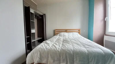 Ložnice; přirozené světlo, dřevěná podlaha