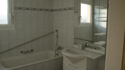 Koupelna; dlažba, nutná rekonstrukce, přirozené světlo