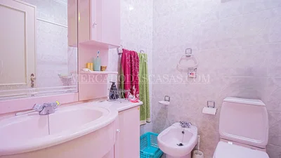 Bagno; pavimento in piastrelle, ristrutturato, luce naturale