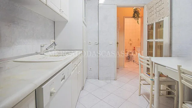 Cucina; pavimento in piastrelle, elettrodomestici