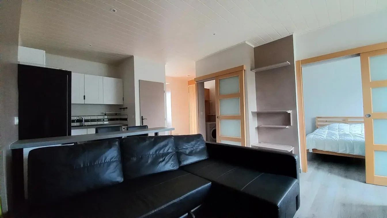Obývací pokoj; kuchyňské spotřebiče, přirozené světlo, moderní styl