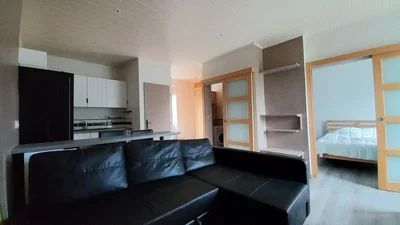 Obývací pokoj; kuchyňské spotřebiče, přirozené světlo, moderní styl