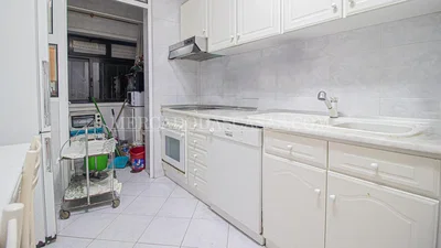 Cucina; elettrodomestici, pavimento in piastrelle, necessita ristrutturazione