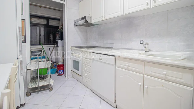Cucina; elettrodomestici, pavimento in piastrelle, necessita ristrutturazione
