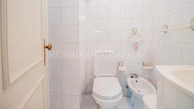 Toilette; pavimento in piastrelle, luce naturale