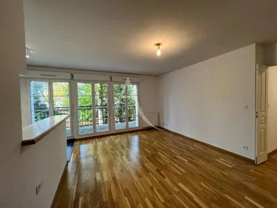 Salón; suelo de madera, luz natural