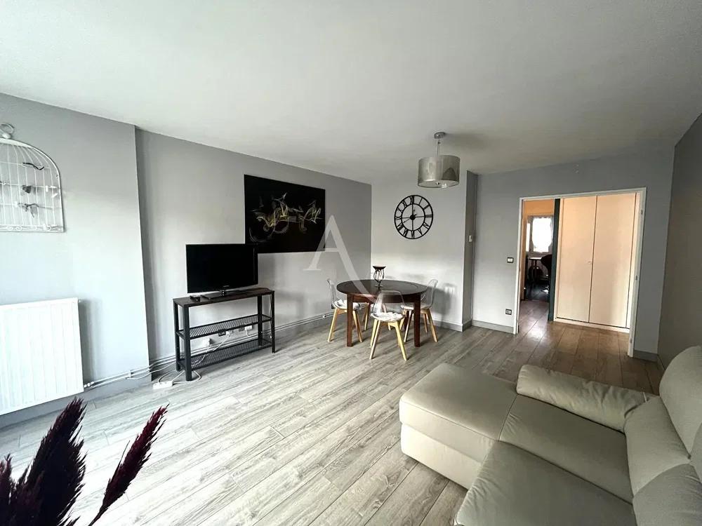 Salón; luz natural, suelo de madera, estilo moderno