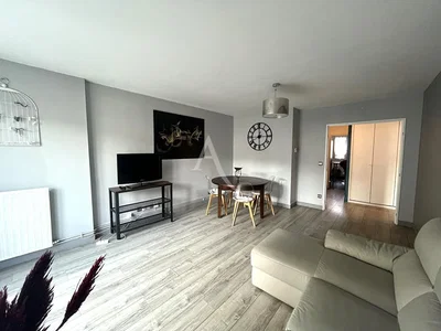 Salón; luz natural, suelo de madera, estilo moderno