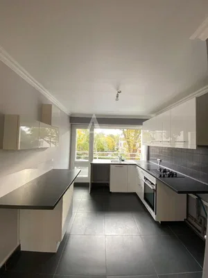 Kuchyně; kuchyňské spotřebiče, dlažba, přirozené světlo