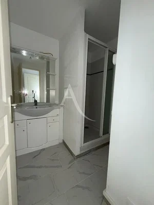 Kupaonica; pločice, prirodno svjetlo