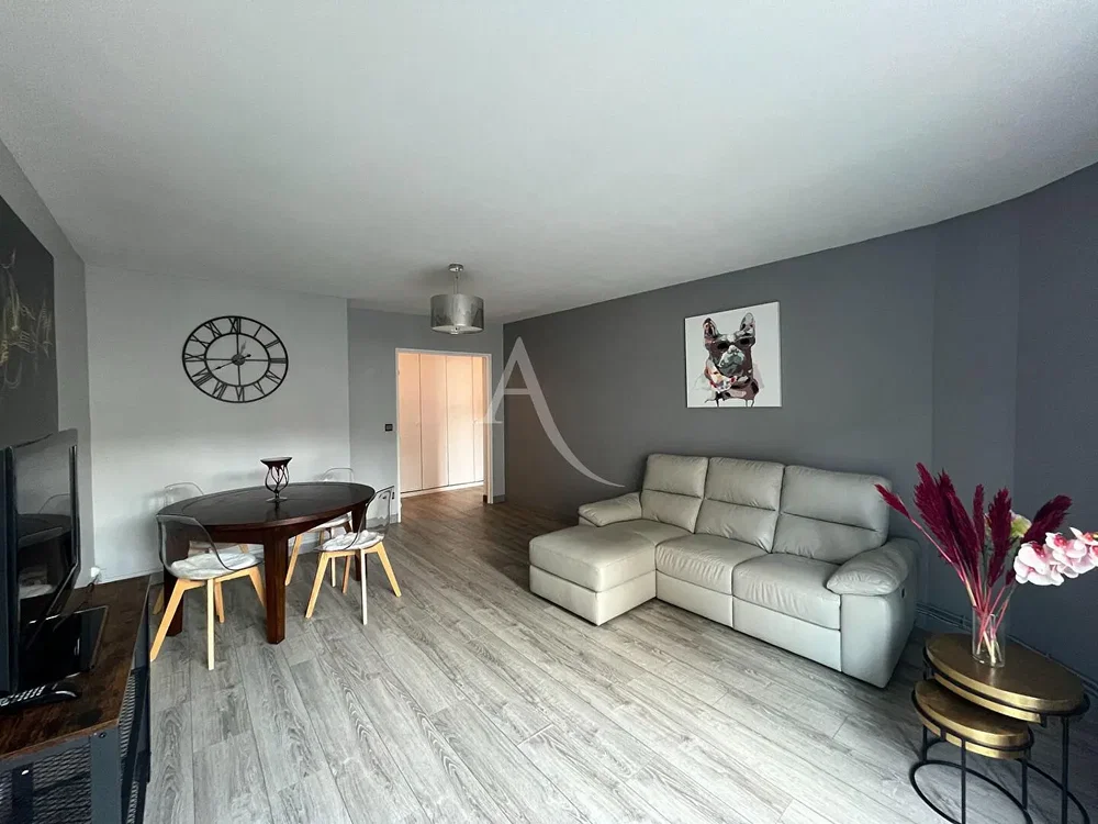 Salón; luz natural, suelo de madera, estilo moderno