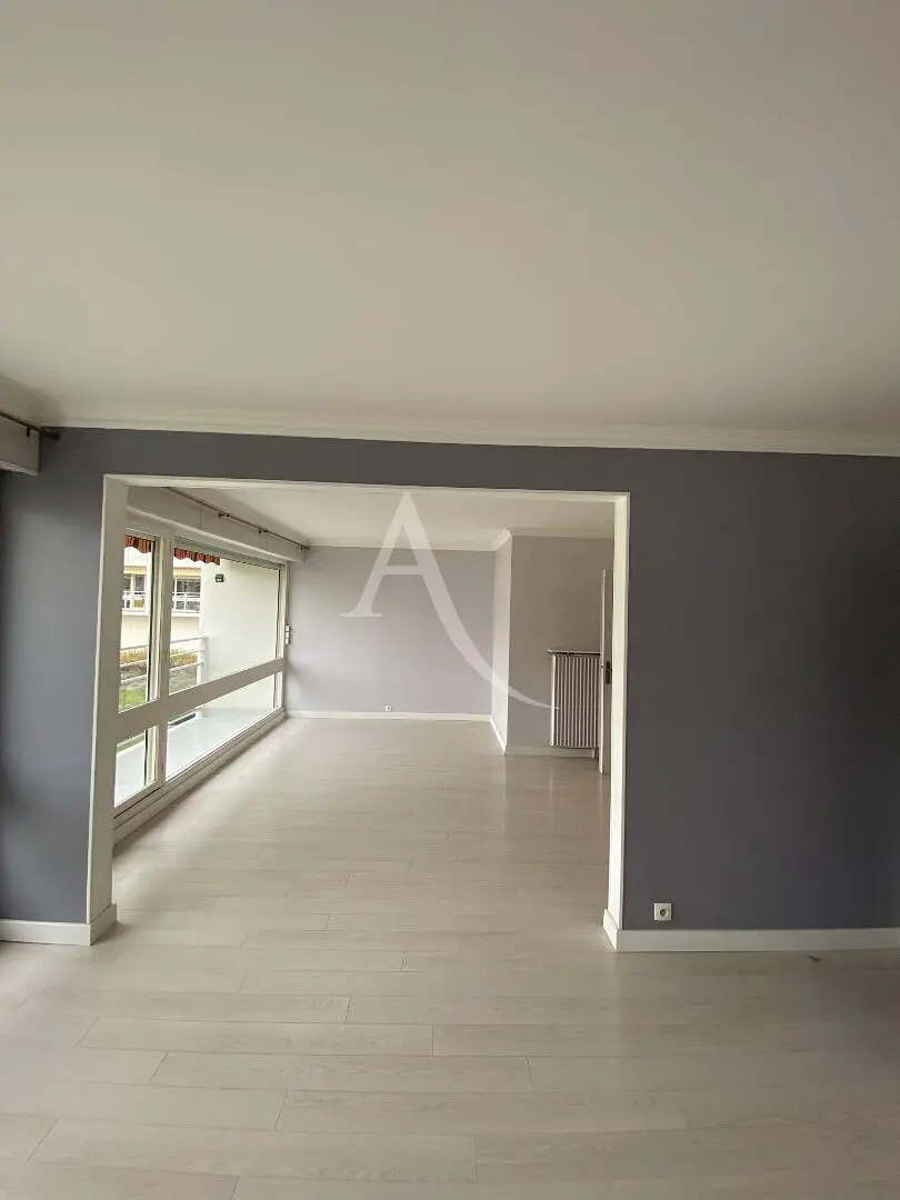 Obývací pokoj; dlažba, přirozené světlo