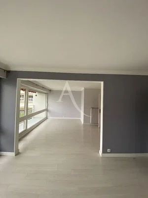 Obývací pokoj; dlažba, přirozené světlo
