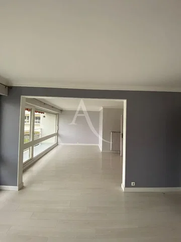 Woonkamer; tegelvloer, natuurlijk licht